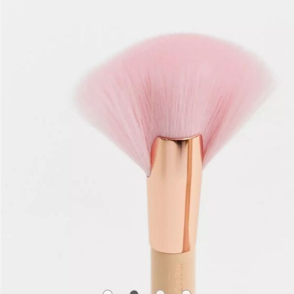 Revolution Beauty Conceal & Fix Setting Powder Duo Brush - Picture 10 of 11